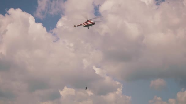 Firefighting helicopter in cloudy blue sky — Stock Video