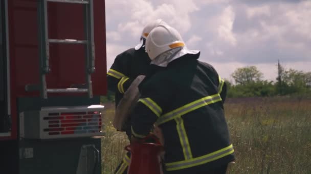 Hasiči připravují hasičský vůz na záchrannou misi — Stock video