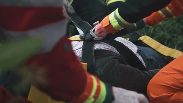 Les ambulanciers préparent le corps pour le transport — Video