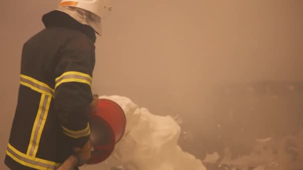 Brandman häller skum i rök — Stockvideo
