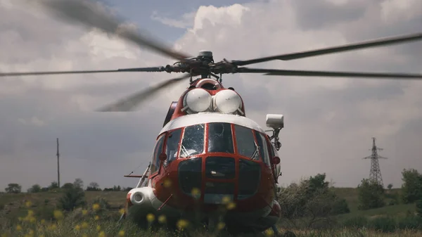 Hélicoptère d'urgence décollant du terrain — Photo
