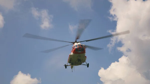 Service d'urgence hélicoptère volant contre les nuages — Photo