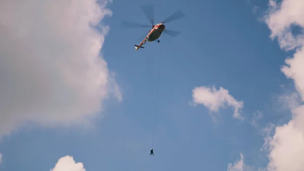 Hélicoptère avec extincteur dans le ciel — Photo