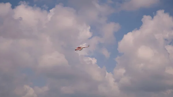 Hélicoptère volant dans un ciel nuageux — Photo