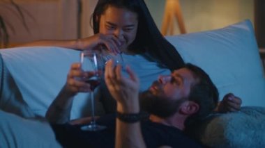 Randevu sırasında kanepede bir kadınla konuşan adam.