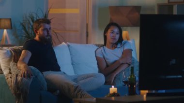 TV 'nin yanında farklı ailelere katılan kız.