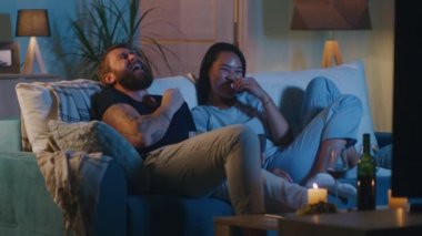 Akşamları çeşitli çiftler komedi filmi izliyor.