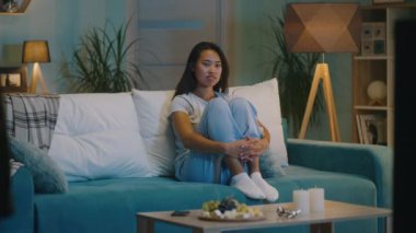 Televizyonun yanında karısına kavuşan adam