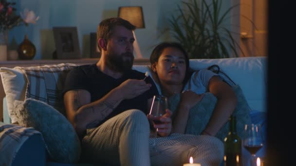 Casal multirracial assistindo TV durante a data — Vídeo de Stock