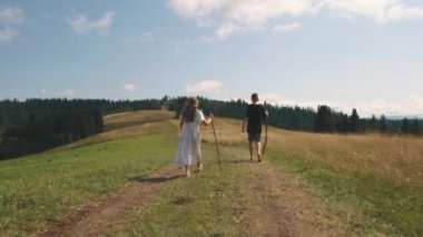 Kırsal yolda koşan çocuklar