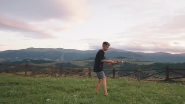 Garçon jouer avec jouet avion dans la campagne — Video