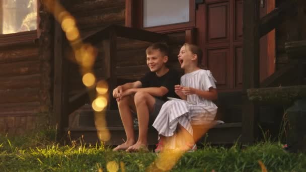Dzieci z naleśnikami rozmawiające poza domem — Wideo stockowe