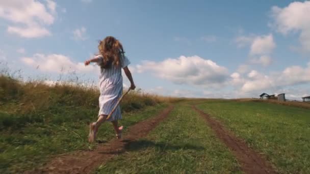 Menina correndo na estrada rural — Vídeo de Stock