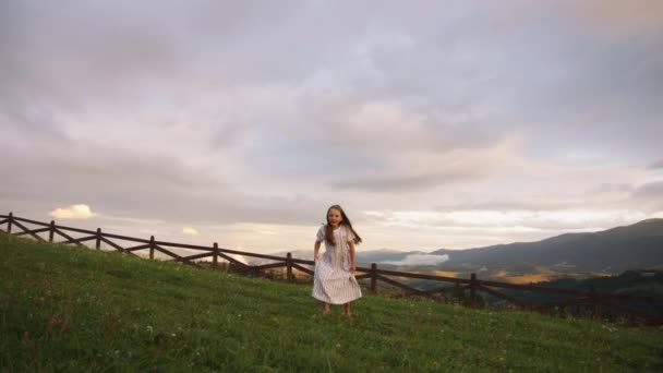 Chica mirando hacia otro lado en las tierras altas — Vídeos de Stock