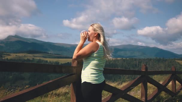 Vrouw met warme drank in de hooglanden — Stockvideo