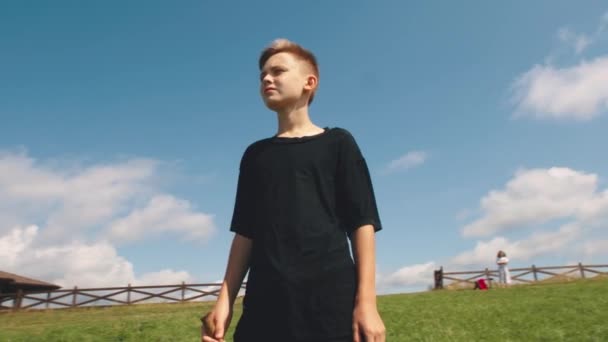 Мальчик любуется горами в солнечный день — стоковое видео