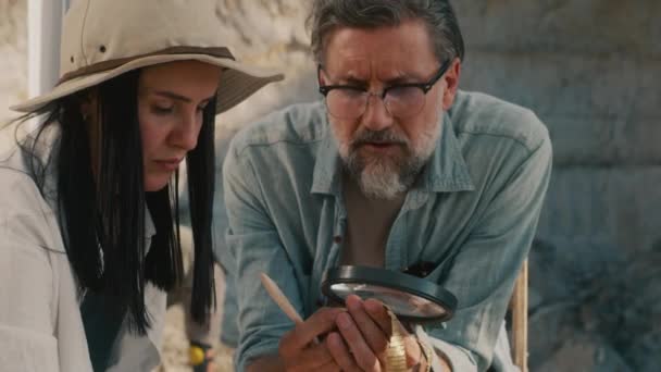 고고학자들 이 고대 목걸이를 함께 분석하는 모습 — 비디오