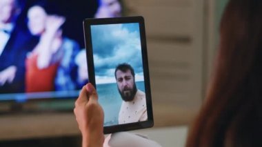 İsimsiz bir kadın kocasına video görüşmesi yapıyor.