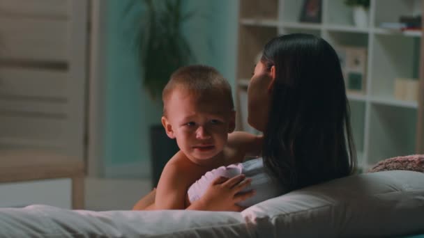 Madre reconfortante hijo en sofá — Vídeos de Stock