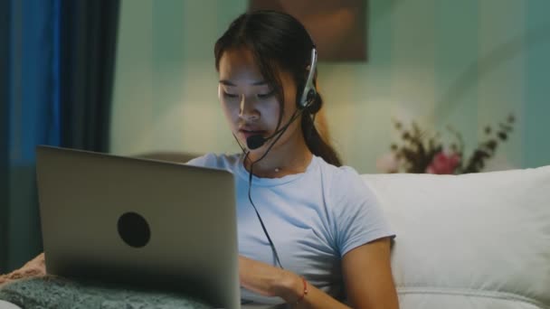 Mãe asiática usando laptop para o trabalho à noite — Vídeo de Stock