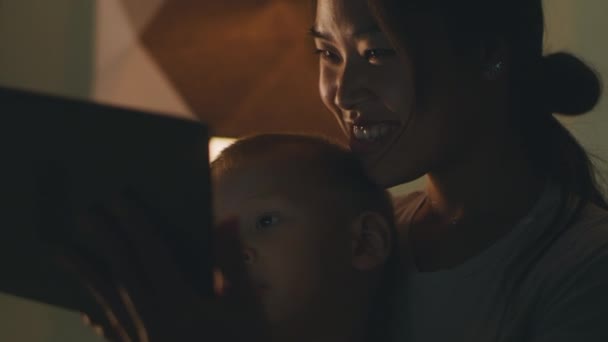 Moeder en zoon kijken 's nachts naar cartoon — Stockvideo