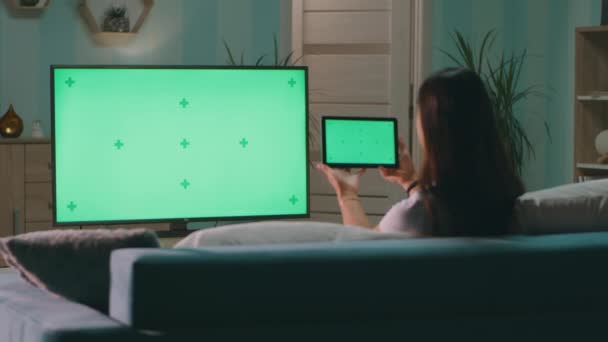 Жінка з планшетом розслабляється у вітальні — стокове відео