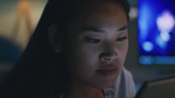 Азиатка с помощью планшета ночью — стоковое видео