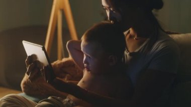 Anne ve oğlu akşamları video seyrediyor.