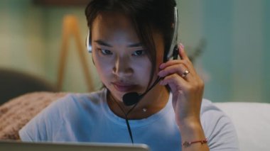 Asyalı serbest yazar akşamları video görüşmesi yapıyor