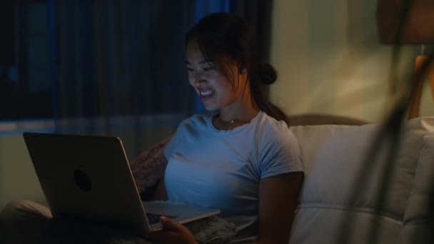 Aziatische vrouw het maken van video call 's nachts — Stockvideo