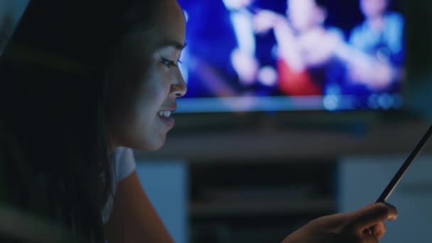 Asiática hembra usando tableta y hablando — Vídeo de stock