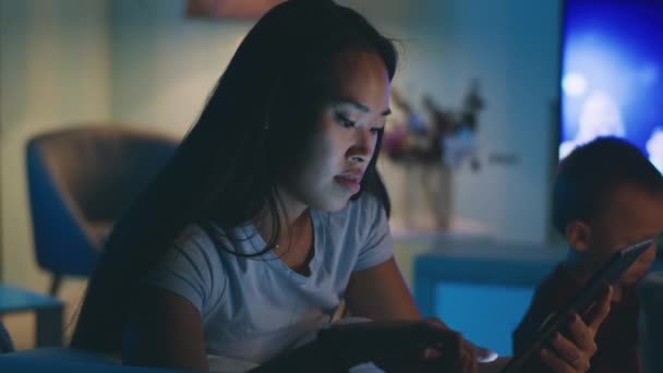 Mãe fazendo compras on-line à noite — Vídeo de Stock