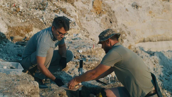 Archeolog wykopuje razem starożytny naszyjnik — Zdjęcie stockowe