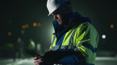 Geceleri tablet kullanan ciddi bir ustabaşı