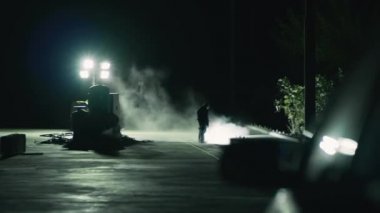 Erkek mühendisler gece birlikte çalışıyorlar.