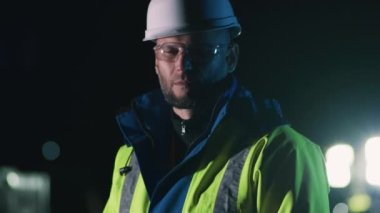 Gece çalışan erkek mühendis