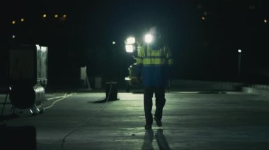 Anonim mühendis şantiyede yürüyor