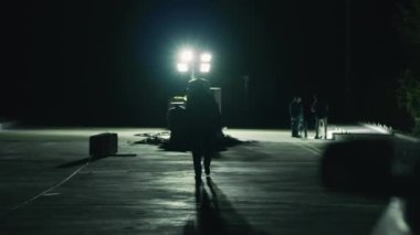 Endüstriyel alanda yürüyen tanınmayan işçiler