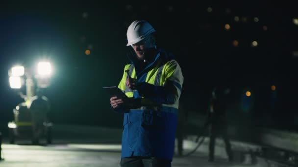 Contratista masculino trabajando por la noche — Vídeo de stock