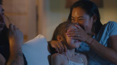 Aileler gece kızlarıyla film izliyor.