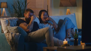 Akşamları çeşitli çiftler komedi filmi izliyor.