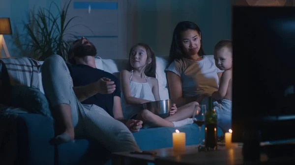 Família diversa assistindo filme na sala de estar escura — Fotografia de Stock