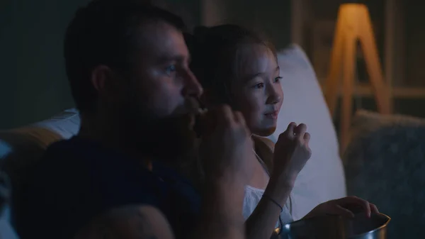 Pai e filha assistindo filme à noite — Fotografia de Stock