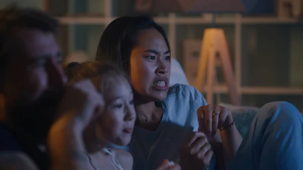 Asiatique femme regarder la télévision avec la famille — Photo