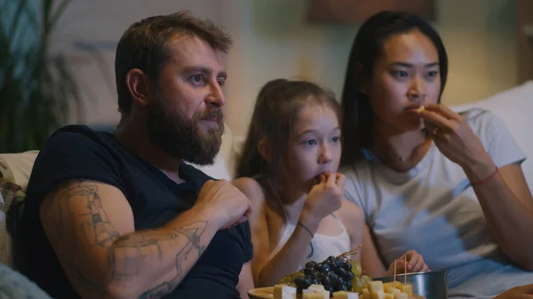 Multiracual família assistindo filme interessante juntos — Fotografia de Stock