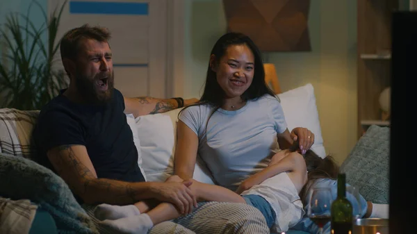Famille diversifiée discutant film sur canapé — Photo