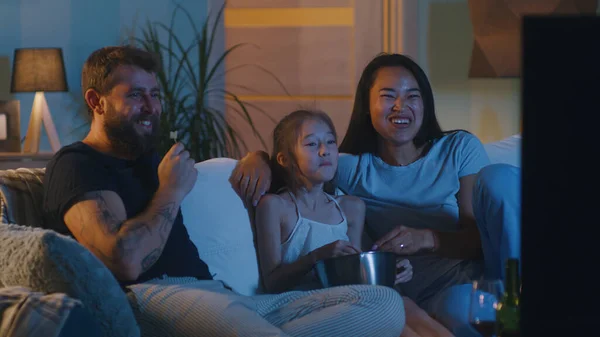 Família multiétnica assistindo filme engraçado — Fotografia de Stock