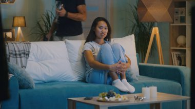 Televizyonun yanında karısına kavuşan adam