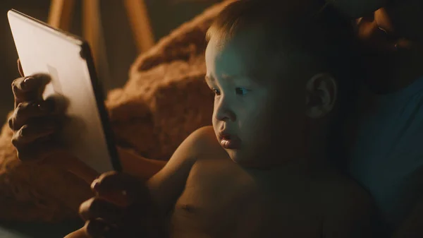 Mãe e filho assistindo vídeo à noite — Fotografia de Stock