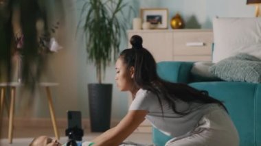 Çocuk için vlog izleyici alıştırması yapan Asyalı kadın